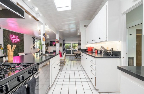 Fullerton House | Cozy 4-bedroom house with Pool. Mins to Disney