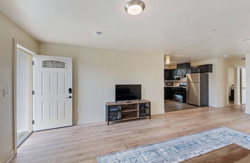 Los Angeles Condo | Cozy 5-Bedroom Los Angeles Home w/Private Master Suite
