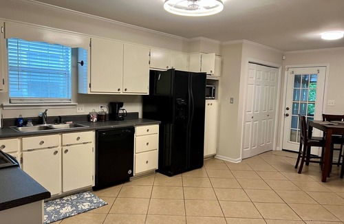 Valdosta House | Cozy & Affordable Retreat w/Porch Overlooking Pond