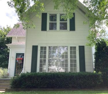 Algoma House | Cozy Algoma Retreat! Minutes to Beach and Downtown!