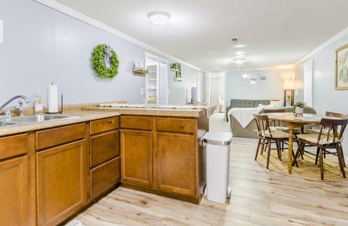 Manhattan Cottage | Cozy and cute! Quick access to Manhattan Amenities