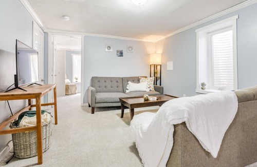 Manhattan Cottage | Cozy and cute! Quick access to Manhattan Amenities