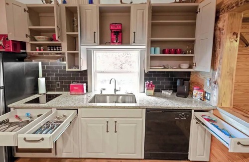 Enterprise Apartment | Cozy Apt w/Master BR + 2 Bed Kids Loft. Covered Parking/Deck/BBQ area & Firepit