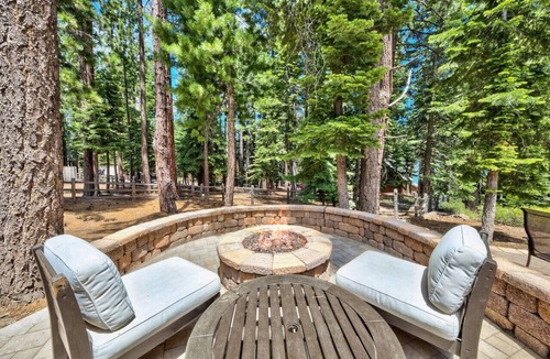 Ridgewood House | Cozy cabin hot-tub fire-pit close to ski