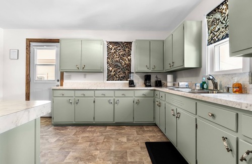 Anderson House | Cozy Charmer, 5 min to Uranus Fudge, Near Nestle