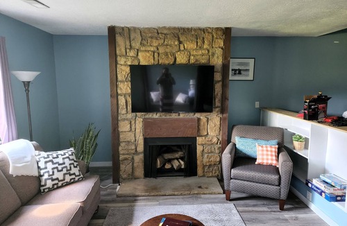 Sunset Hills Condo | Cozy Condo with community pool near Kansas University
