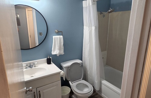 Sunset Hills Condo | Cozy Condo with community pool near Kansas University
