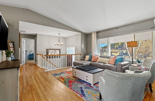 Rapid City House | Cozy, Cute, 4 bedroom house by Canyon Lake!