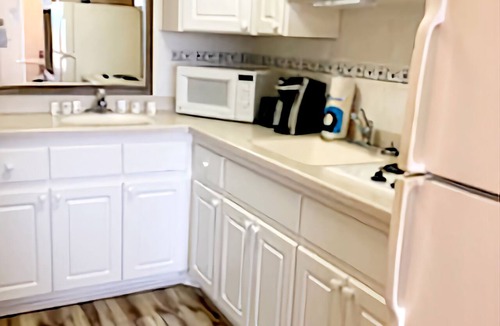 Ortona Park Condo | Cozy Daytona King Deluxe Studio w/kitchen, pool, gym, sauna, fitness center