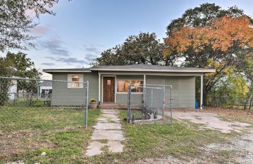 Graham House | Cozy Graham Retreat ~ 3 Mi to Lake Eddleman!