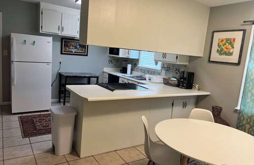 Remerton House | Cozy home 3 BA 2 BA , 4 Queen beds near everything