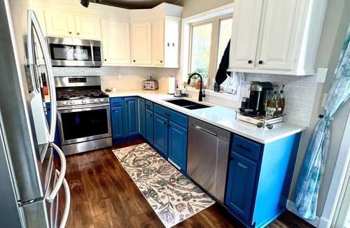 Black Wolf House | Cozy Home a few miles away from EAA & Sea Plane Base