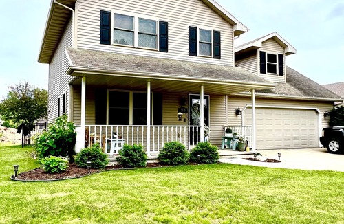 Black Wolf House | Cozy Home a few miles away from EAA & Sea Plane Base
