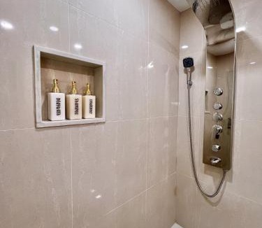 Richmond Hill House | Cozy Home Near Transit & Hillcrest Mall with Free Parking