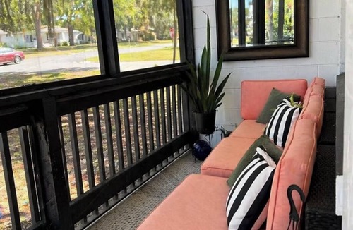 Clermont House | Cozy Mod Escape, Sleeps 7, "Oak Tree House" in Clermont Florida