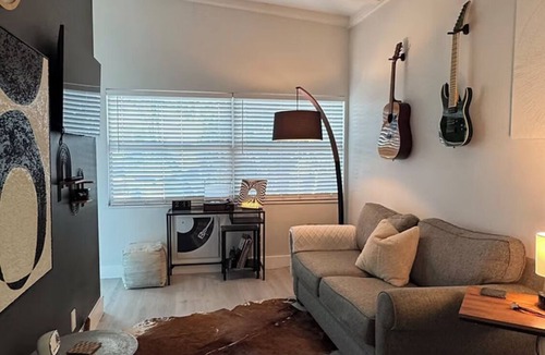 Clermont House | Cozy Mod Escape, Sleeps 7, "Oak Tree House" in Clermont Florida