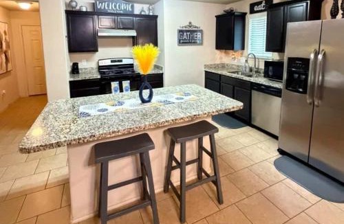 Porter House | Cozy & Modern 3BR Home Covered Patio With TV