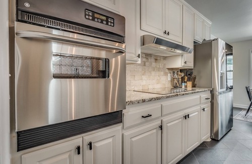 Central Oklahoma City House | Cozy, modern ranch in the Village with huge shower & covered patio!