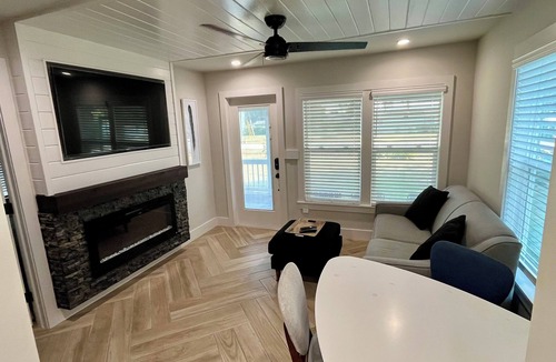 Walker's Island House | Cozy, newly remodeled bungalow