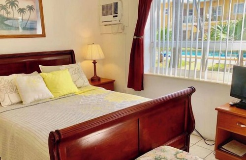 Pompano Beach Hotel | Cozy Queen Studio with Kitchen and Scenic Beach Views