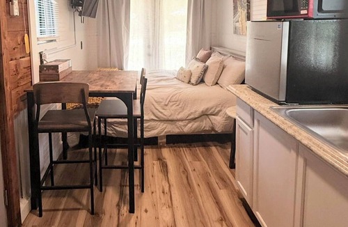 Fluker Cabin | Cozy Rooftop Container Hot Tub 13 min to Franklinton and 19 min the State Park