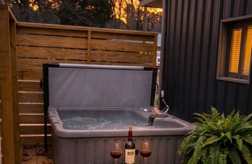 Fluker Cabin | Cozy Rooftop Container Hot Tub 13 min to Franklinton and 19 min the State Park