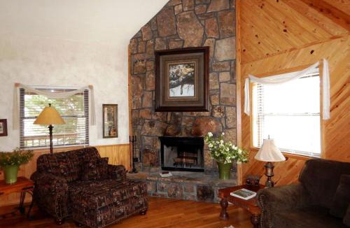 Mount Ida House | Cozy Rustic Cabin with Hot-tub and Swimming Pool in Mount Ida, Arkansas