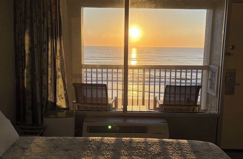 Ortona Park Condo | Cozy studio condo with direct ocean view in amazing Daytona Beach