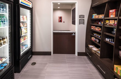 Lake Jackson Apartment | Cozy Studio. Free Breakfast Buffet. Outdoor Pool.