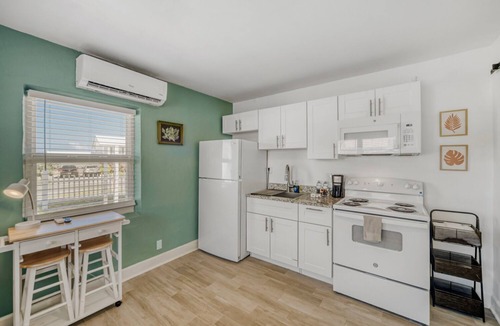 Tropic Apartment | Cozy Studio w/Kitchenette | River Parks + Murals