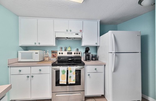 Historic Downtown Melbourne Apartment | Crane Creek Inn Dolphin Suite: Waterfront Pool!
