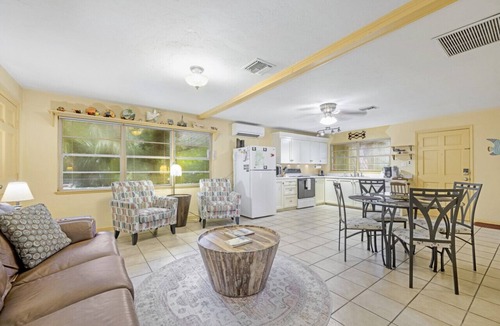 Cedar Key Cottage | Creamsicle Cottage is pet friendly and walkable to downtown & sunsets