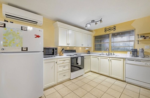 Cedar Key Cottage | Creamsicle Cottage is pet friendly and walkable to downtown & sunsets