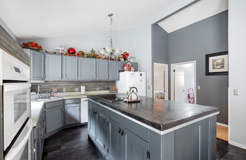 Rapid City House | Creek-side Paradise + Hot Tub + Bar + Sleeps 8 + Black Hills