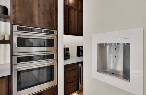 Eden House | Creekside Cabin: Redlight, Yoga Studio, Sauna, & Cold Plunge; 10-min to skiing