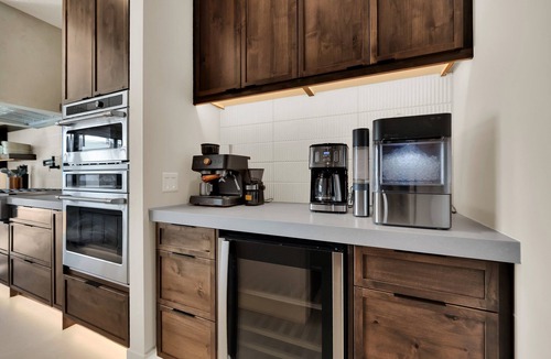 Eden House | Creekside Cabin: Redlight, Yoga Studio, Sauna, & Cold Plunge; 10-min to skiing