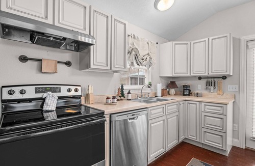 Blue Eye Cabin | Creekside Cabin W/Pool Access & Hot Tub Near Thunder Ridge Sleeps 4