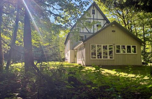 Bessemer Ski Chalet | Creekside Chalet - Huge Indoor Spa