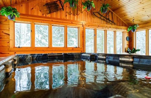 Bessemer Ski Chalet | Creekside Chalet - Huge Indoor Spa