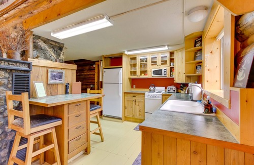 Cooke City-Silver Gate Cabin | Creekside Silver Gate Getaway w/Fireplace!