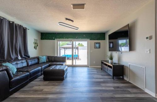 College Green Estates House | Cruise-Ready Oasis 15min to Beach & Port Canav & Huge Pool