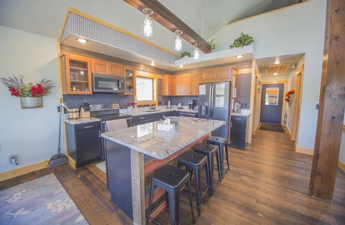 Sturgis House | Crystal clear Mountain View’s with a farmhouse chic vibe.