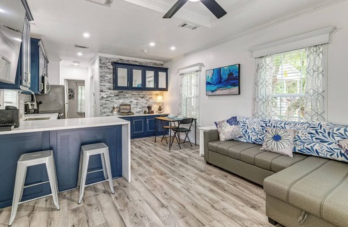 Crystal River House | Crystal River Resort Cabin w/Pool & Boat Parking