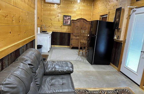 Bryson Cabin | Cute cabin with rustic vibe, pretty view and fishing!