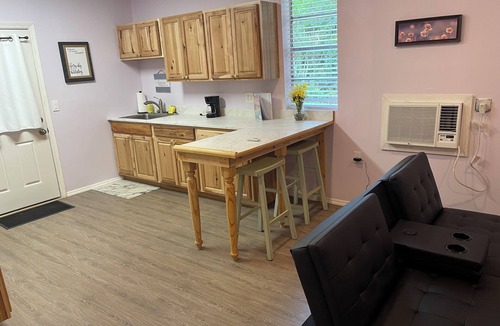 Holly Hill Cottage | CUTE PRIVATE 1 BEDROOM HOUSE 1.5 MILES FROM BEACH