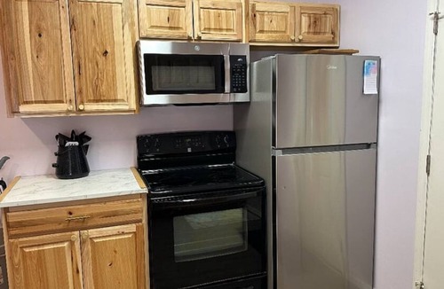 Holly Hill Cottage | CUTE PRIVATE 1 BEDROOM HOUSE 1.5 MILES FROM BEACH