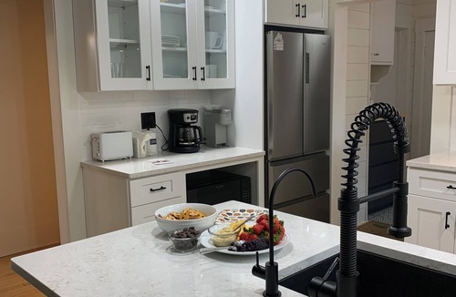 Ironwood House | "Dad's Garage" Cozy 2-bdrm house w/Sauna, Fireplace, King Bed, WiFi & AC
