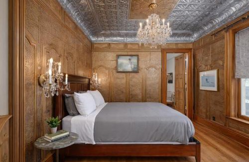 Oshkosh House | Dancing Moon Luxury Loft and Event Space - Sleeps 12