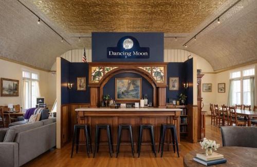 Oshkosh House | Dancing Moon Luxury Loft and Event Space - Sleeps 12
