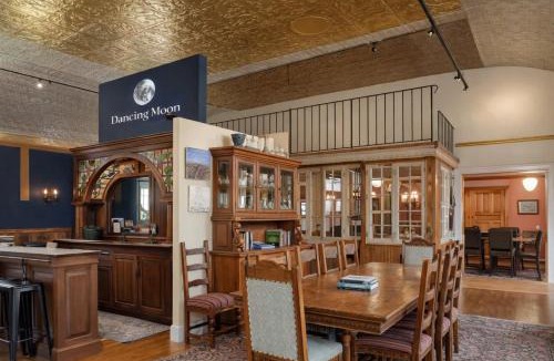 Oshkosh House | Dancing Moon Luxury Loft and Event Space - Sleeps 12